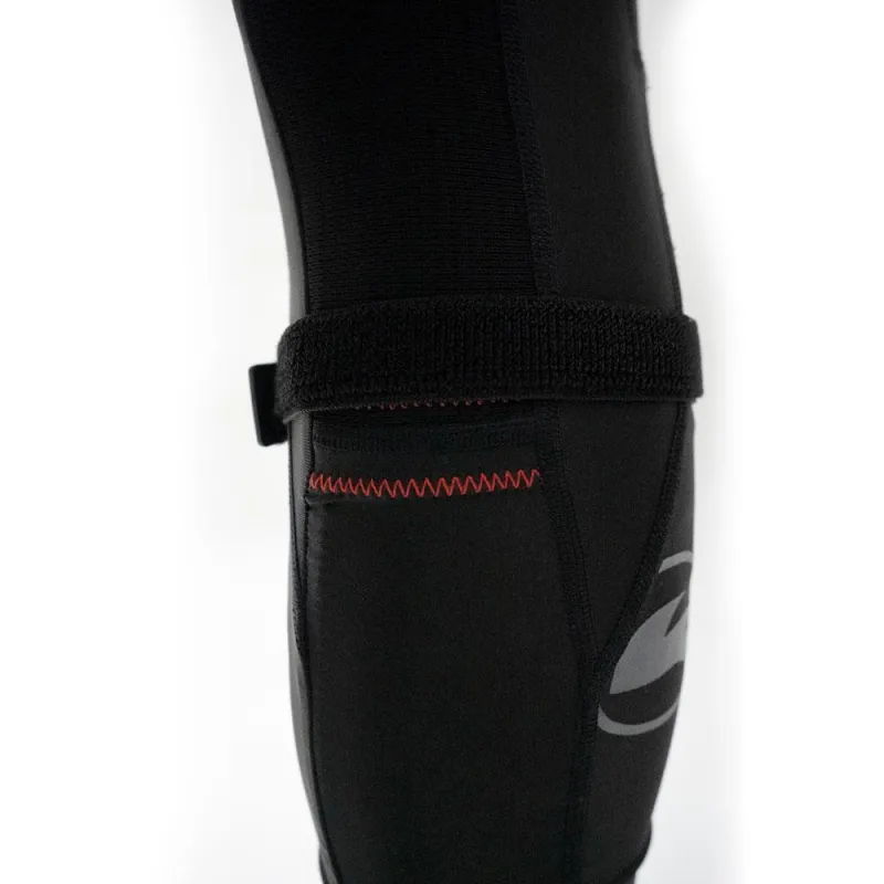 Rooster RACE ARMOUR KNEE PADS Rooster RACE ARMOUR KNEE PADS