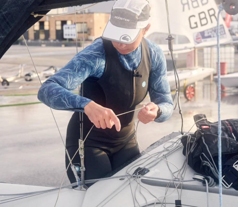 Werkzaamheden aan een zeilboot